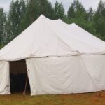 Iso teltta rukoushuoneen piha-alueella